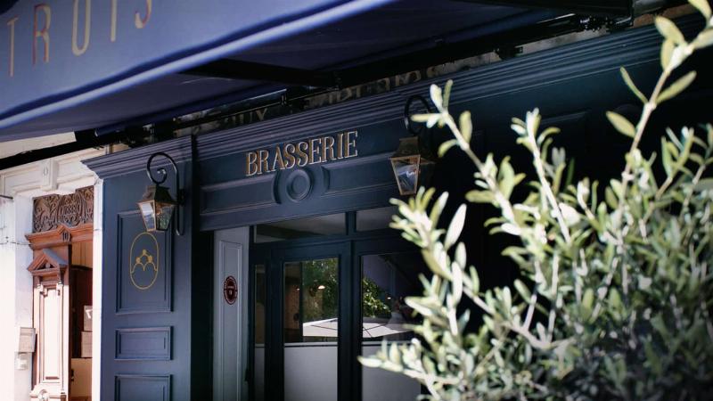 Un repas de fête traditionnel français avec famille et amis, décorations, nourriture raffinée et ambiance conviviale